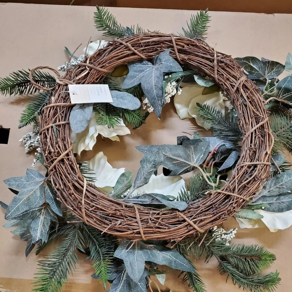 Holiday Wreath NWT (New with Tags) Cream and White Florals
